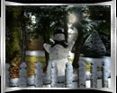 Ein Schneemann steht mit Hut und Rübe  im Garten vor dem kleinen Haus. Von Kinderhand gebaut mit Liebe, schaut nun voll Sehnsucht in die Nacht.